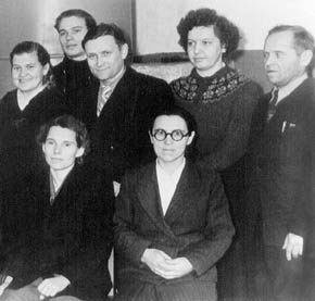М.И.Петров (крайний справа), Н.И.Антонов (стоит в центре), Л.И.Архипова (крайняя слева). Редакция газеты «Знамя коммунизма». 1960 г.
